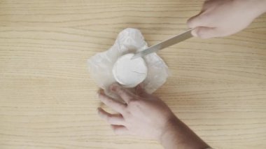 Erkek el ahşap masa, üstten görünüm camembert peyniri kesme