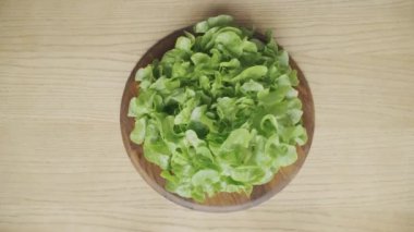 Erkek ellerini salatası malzemeler üzerinde ahşap masa, üstten görünüm, sos, trüf yağı, parma jambonu, jamon, armut, camembert, marul, salanova
