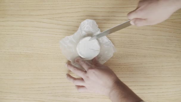 Mannelijke Handen Camembert Kaas Snijden Houten Tafel Bovenaanzicht — Stockvideo