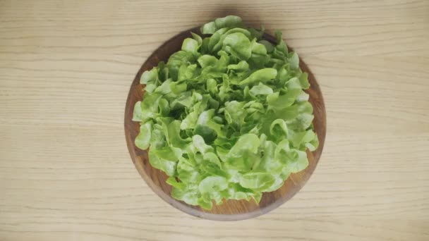 Mannelijke Handen Zetten Salade Ingrediënten Met Houten Tafel Bovenaanzicht Saus — Stockvideo
