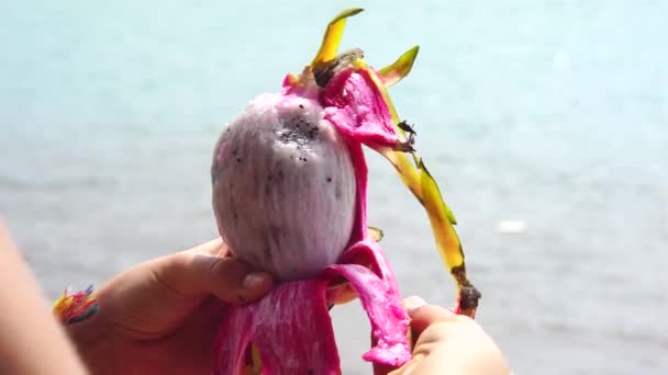 妇女手清洁龙果 海洋背景 — 图库视频影像