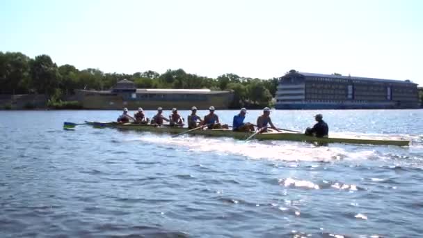 Sommertraining des Ruderteams. 8 Athleten rudern in einem Boot auf dem Fluss Dnipro. Stadtgebiet in Kiew, Ukraine