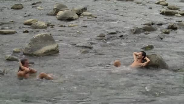 Dois Jovens Jazem Água Relaxam Riacho Rio Montanha Dos Cárpatos — Vídeo de Stock