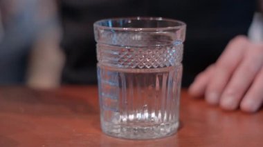 Beyefendi barmen küre buz, buz kalıbı ile viski bir bardak hazırlanıyor