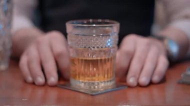 Beyefendi barmen küre buz, buz kalıbı ile viski bir bardak hazırlanıyor