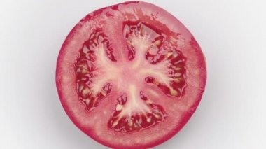 Olgun sulu domates beyaz bir arka plan üzerinde yarım iplik doğranmış üst görünümüne yakın izole