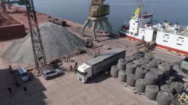 Sığırlar, kamyonlardan yüklenen inekler rıhtımdaki kargo gemisine, sanayi bölgesine. Hava görüntüleri