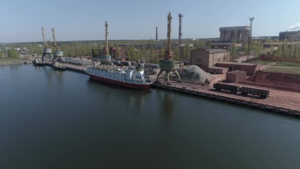 Rundvee Koeien Laden Van Vrachtwagens Het Vrachtschip Haven Industriegebied Luchtbeelden — Stockvideo