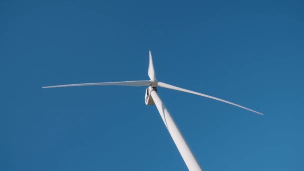 Moinho Torre Energia Eólica Branca Contra Céu Azul Energia Verde — Vídeo de Stock