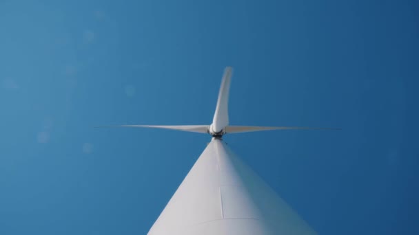 Witte Windenergie Toren Molen Tegen Blauwe Lucht Groen Schoon Hernieuwbare — Stockvideo