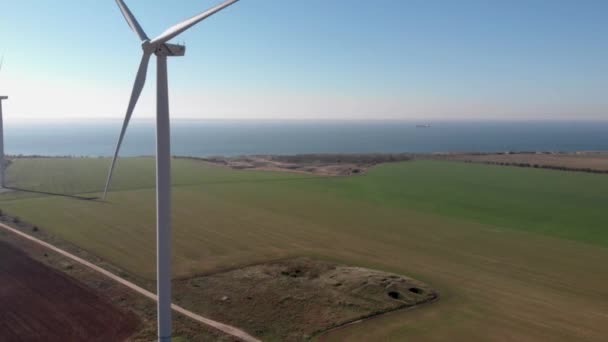 Moinho Torre Energia Eólica Branca Campo Junto Mar Energia Verde — Vídeo de Stock