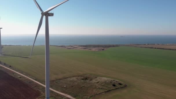 Moulin Tour Énergie Éolienne Blanche Dans Champ Par Mer Énergie — Video