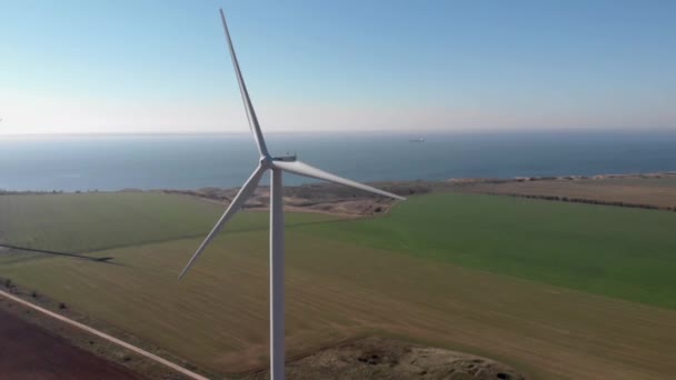 Moinho Torre Energia Eólica Branca Campo Junto Mar Energia Verde — Vídeo de Stock