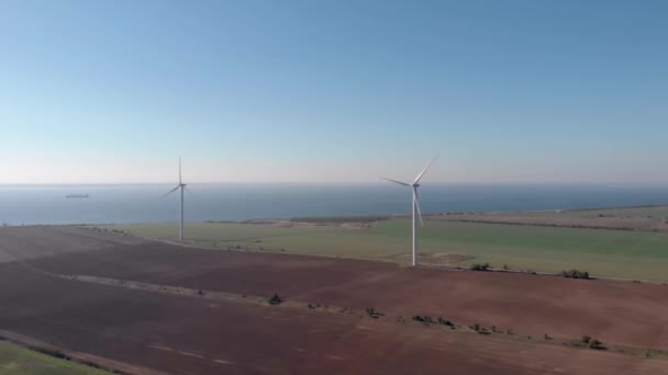 Grupa Białych Wiatrowych Wież Energetycznych Młynów Polu Nad Morzem Zielona — Wideo stockowe