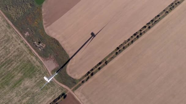 Moulin Tour Énergie Éolienne Blanche Dans Champ Coucher Soleil Lever — Video