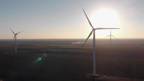 Grupo Torres Energía Eólica Blanca Construye Molinos Campo Contra Puesta — Vídeo de stock