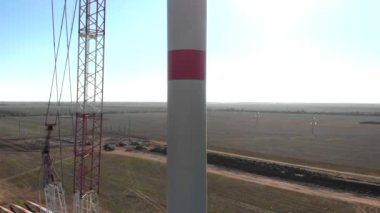 Yapım aşamasında rüzgar enerjisi güç kulesi değirmeni yapım süreci. Montaj kulesi, sütun, sütun. Yeşil, temiz, yenilenebilir enerji. Havadan çekilen görüntüler.