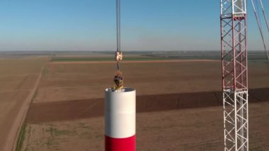 Yapım aşamasında rüzgar enerjisi güç kulesi değirmeni yapım süreci. Montaj kulesi, sütun, sütun. Yeşil, temiz, yenilenebilir enerji. Havadan çekilen görüntüler.