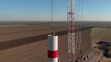 Yapım aşamasında rüzgar enerjisi güç kulesi değirmeni yapım süreci. Montaj kulesi, sütun, sütun. Yeşil, temiz, yenilenebilir enerji. Havadan çekilen görüntüler.