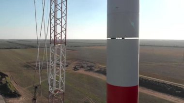 Yapım aşamasında rüzgar enerjisi güç kulesi değirmeni yapım süreci. Montaj kulesi, sütun, sütun. Yeşil, temiz, yenilenebilir enerji. Havadan çekilen görüntüler.