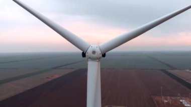 Yapım aşamasında rüzgar enerjisi güç kulesi değirmeni yapım süreci. Montaj bıçakları, türbin, rotor. Yeşil, temiz, yenilenebilir enerji. Havadan çekilen görüntüler.