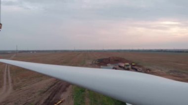 Yapım aşamasında rüzgar enerjisi güç kulesi değirmeni yapım süreci. Montaj bıçakları, türbin, rotor. Yeşil, temiz, yenilenebilir enerji. Havadan çekilen görüntüler.