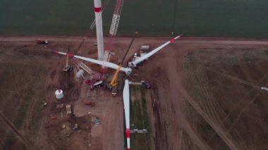 Yapım aşamasında rüzgar enerjisi güç kulesi değirmeni yapım süreci. Montaj bıçakları, türbin, rotor. Yeşil, temiz, yenilenebilir enerji. Havadan çekilen görüntüler.