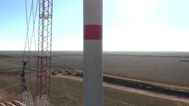 Bauprozess Der Windkraftturmmühle Die Sich Bau Befindet Montageturm Säule Säule — Stockvideo