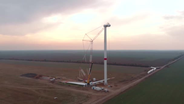 Bauprozess Der Windkraftturmmühle Die Sich Bau Befindet Montage Von Schaufeln — Stockvideo