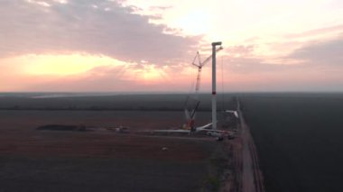 Yapım aşamasında rüzgar enerjisi güç kulesi değirmeni yapım süreci. Montaj bıçakları, türbin, rotor. Yeşil, temiz, yenilenebilir enerji. Havadan çekilen görüntüler.