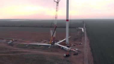 Yapım aşamasında rüzgar enerjisi güç kulesi değirmeni yapım süreci. Montaj bıçakları, türbin, rotor. Yeşil, temiz, yenilenebilir enerji. Havadan çekilen görüntüler.