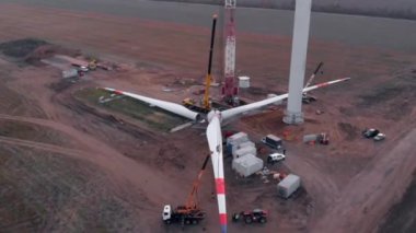 Yapım aşamasında rüzgar enerjisi güç kulesi değirmeni yapım süreci. Montaj bıçakları, türbin, rotor. Yeşil, temiz, yenilenebilir enerji. Havadan çekilen görüntüler.
