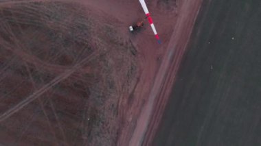 Yapım aşamasında rüzgar enerjisi güç kulesi değirmeni yapım süreci. Montaj bıçakları, türbin, rotor. Yeşil, temiz, yenilenebilir enerji. Havadan çekilen görüntüler.