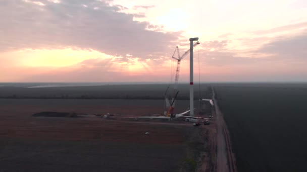 Строительный Процесс Строящегося Мельницы Ветроэнергетической Башни Сборка Лопастей Турбины Ротора — стоковое видео