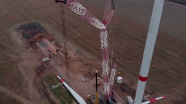 Yapım aşamasında rüzgar enerjisi güç kulesi değirmeni yapım süreci. Montaj bıçakları, türbin, rotor. Yeşil, temiz, yenilenebilir enerji. Havadan çekilen görüntüler.