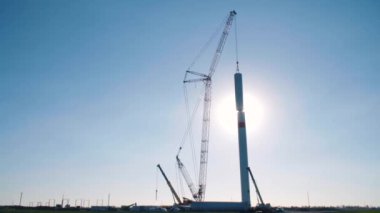 Yapım aşamasında rüzgar enerjisi güç kulesi değirmeni yapım süreci. Montaj kulesi, sütun, sütun. Yeşil, temiz, yenilenebilir enerji.