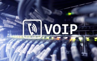 VoIP ses yere enterne protokol, Internet üzerinden konuşma iletişim sağlayan teknoloji. Sunucu odası arka plan.