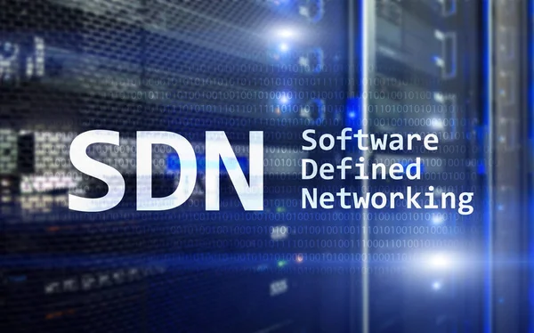 Sdn ソフトウェアは 最新のサーバー ルームの背景にネットワー キングの概念を定義します Sdn ソフトウェアは 最新のサーバー ルームの背景にネットワー キングの概念を定義 — ストック写真