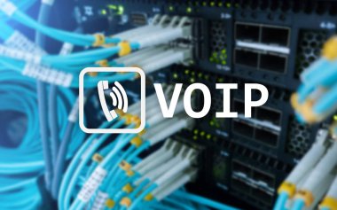 VoIP ses yere enterne protokol, Internet üzerinden konuşma iletişim sağlayan teknoloji. Sunucu odası arka plan.