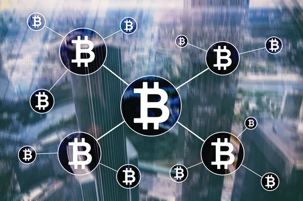 Bulanık gökdelenler arka plan üzerinde Bitcoin cryptocurrency ve blockchain teknoloji kavramı.