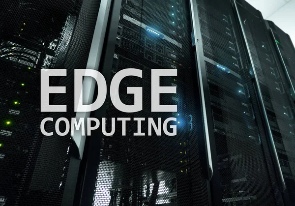 Bilgisayar, internet ve modern teknoloji kavramı modern sunucu Oda arka plan üzerinde kenar.