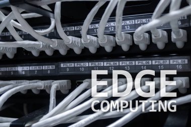 Bilgisayar, internet ve modern teknoloji kavramı modern sunucu Oda arka plan üzerinde kenar.