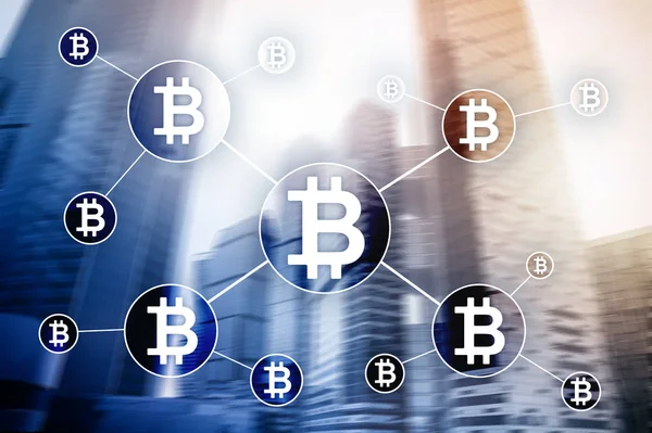 Bulanık gökdelenler arka plan üzerinde Bitcoin cryptocurrency ve blockchain teknoloji kavramı.