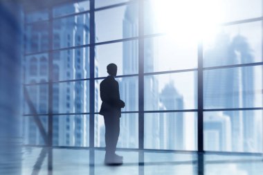 Cam kenarında poz iş adamları silüeti. İşadamları Windows silüeti. 