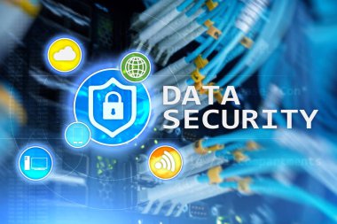 Veri güvenliği, siber suç önleme, dijital bilgi koruma. Kilit kutsal kişilerin resmi ve sunucu Oda arka plan.