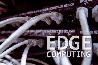 Bilgisayar, internet ve modern teknoloji kavramı modern sunucu Oda arka plan üzerinde kenar.