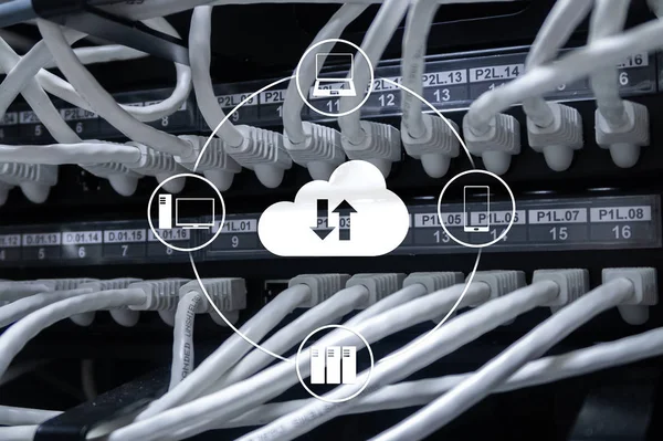 クラウド サーバーとコンピューティング データ ストレージ 処理します インターネットおよび技術の概念 — ストック写真
