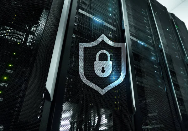 Ikon Pelindung Cyber Pada Latar Belakang Ruang Server Informasi Keamanan — Stok Foto