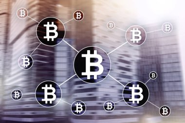 Bulanık gökdelenler arka plan üzerinde Bitcoin cryptocurrency ve blockchain teknoloji kavramı.