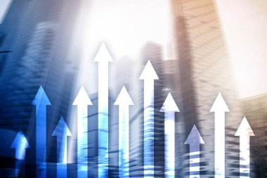 Gökdelen arka planında ok grafiği yukarı. İcat ve finansal büyüme kavramı.